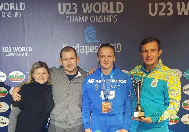 Ірина Коляденко зі своїм особистим тренером та групою підтримки